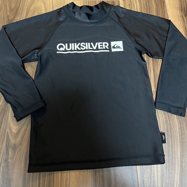 QUIKSILVER(クイックシルバー)のQUIKSILVER 黒 120cm ラッシュガード キッズ/ベビー/マタニティのキッズ服男の子用(90cm~)(水着)の商品写真