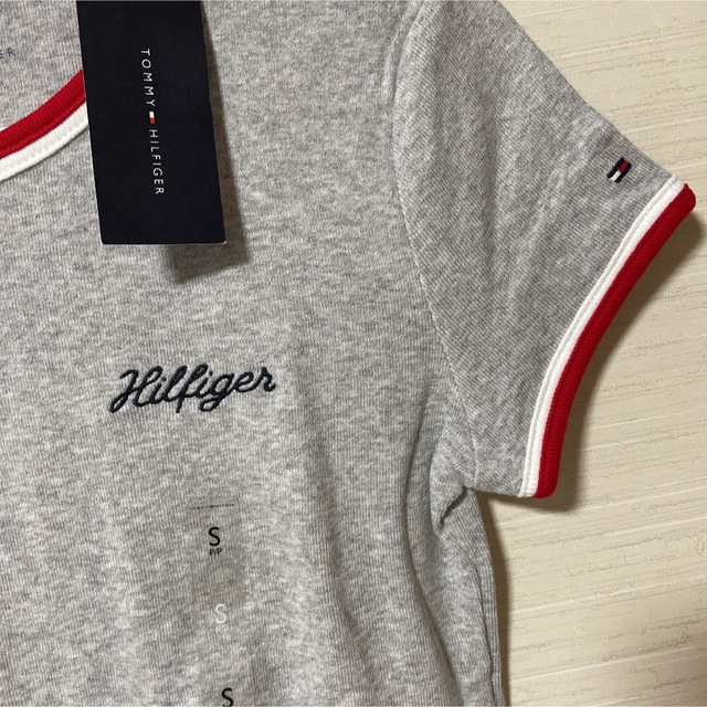 TOMMY HILFIGER(トミーヒルフィガー)のTOMMY HILFIGER トミーヒルフィガー Tシャツ グレー レディースのトップス(Tシャツ(半袖/袖なし))の商品写真