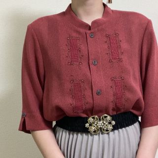 グリモワール(Grimoire)の濃いピンク 刺繍 バンドカラー 昭和レトロ 半袖 ブラウス(シャツ/ブラウス(半袖/袖なし))