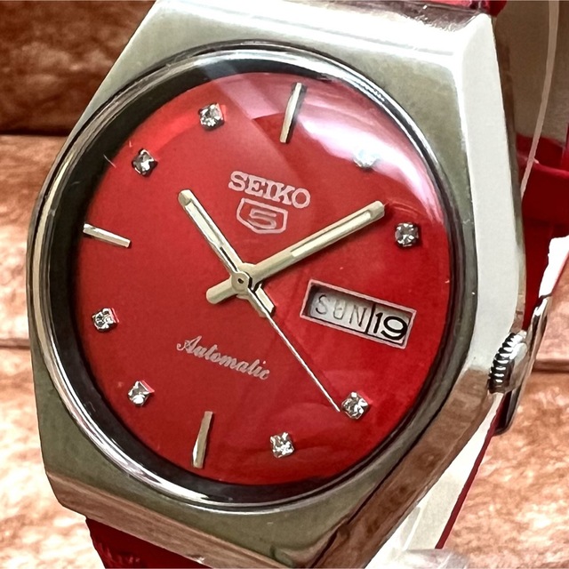 SEIKO(セイコー)の【人気】SEIKO 5★セイコー★ヴィンテージ腕時計★メンズ★自動巻き★レッド メンズの時計(腕時計(アナログ))の商品写真