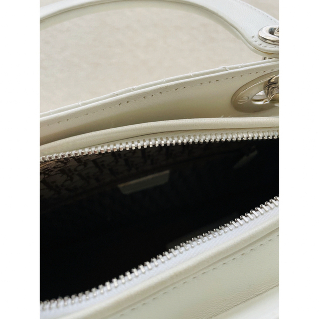 Christian Dior(クリスチャンディオール)のセール　レディディオール DIOR レザー 白 シルバー A4ラージ　バッグ レディースのバッグ(トートバッグ)の商品写真