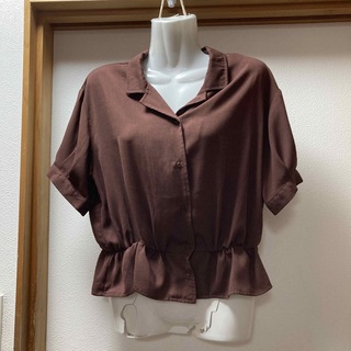 【美品】ブラウンのゴム入り半袖オープンカラーシャツ(シャツ/ブラウス(半袖/袖なし))