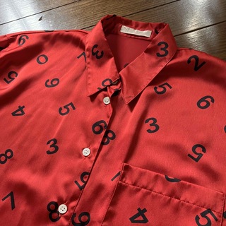 used   1.2.3 数字のプリント  赤×黒のビックシルエットサテンシャツ(シャツ/ブラウス(長袖/七分))