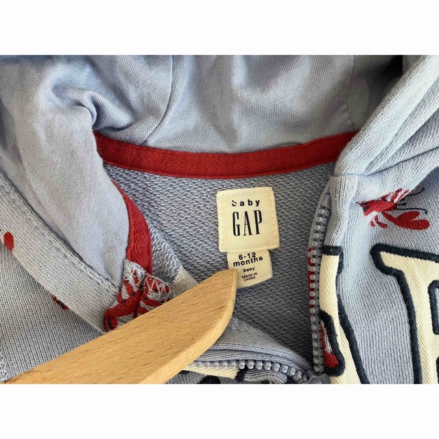 GAP(ギャップ)のGAP ジップパーカー 70 ザリガニ キッズ/ベビー/マタニティのベビー服(~85cm)(ジャケット/コート)の商品写真