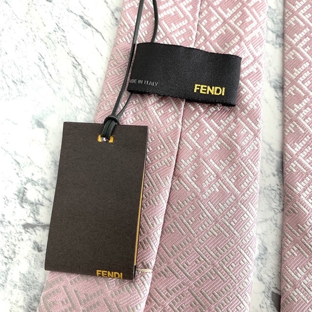 FENDI(フェンディ)の【新品タグ付】FENDI(フェンディ) ネクタイ グレー ズッカ柄 ハイブランド メンズのファッション小物(ネクタイ)の商品写真