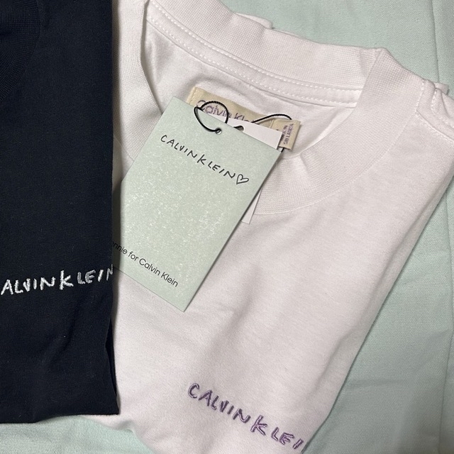 Calvin Klein(カルバンクライン)の【新品】カルバンクライン　ジェニー　コットンジャージーベビーTシャツS レディースのトップス(Tシャツ(半袖/袖なし))の商品写真