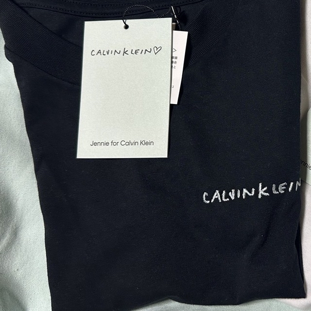 Calvin Klein(カルバンクライン)の【新品】カルバンクライン　黒S　ジェニー　コットンジャージーベビーTシャツ レディースのトップス(Tシャツ(半袖/袖なし))の商品写真