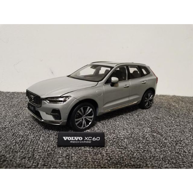 ミニカー 1/18 ボルボ XC60 2022 シルバー