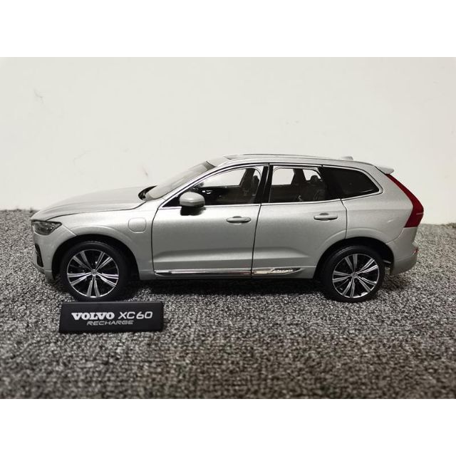 ミニカー 1/18 ボルボ XC60 2022 シルバー