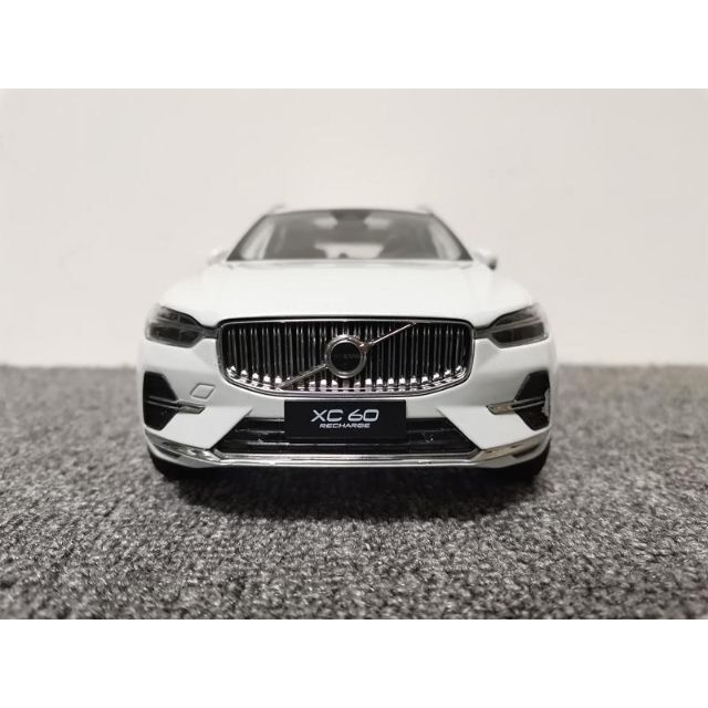 ミニカー 1/18 ボルボ XC60 2022 ホワイト