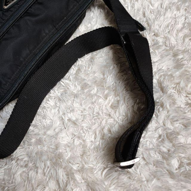 PRADA(プラダ)のPRADA　プラダ　ショルダーバッグ　ボディバッグ　ナイロン　ロゴプレート　黒 レディースのバッグ(ショルダーバッグ)の商品写真