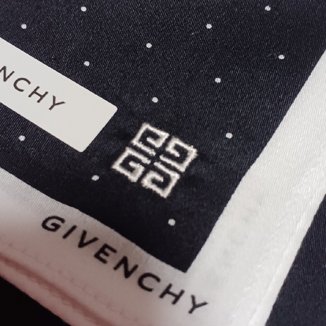 GIVENCHY(ジバンシィ)の値下げ📌ジバンシィ☆大判ハンカチ レディースのファッション小物(ハンカチ)の商品写真