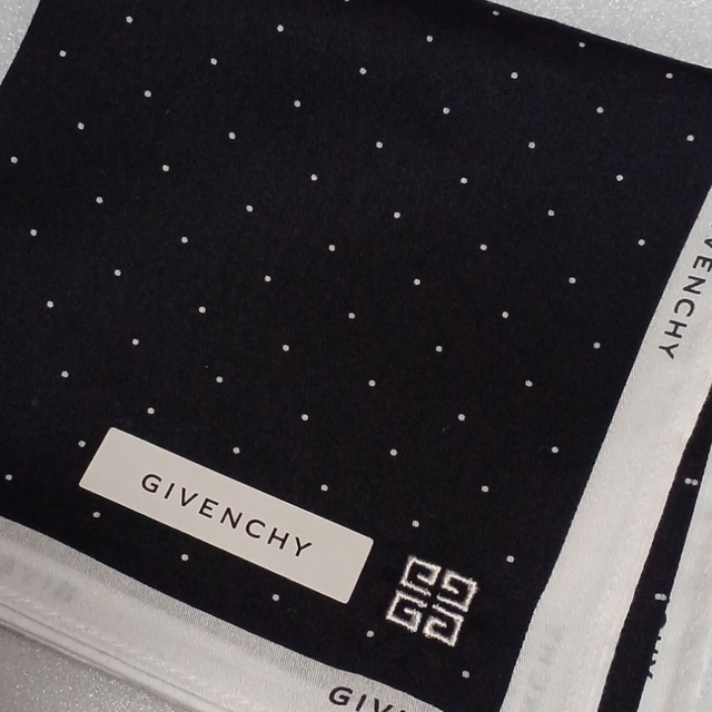 GIVENCHY(ジバンシィ)の値下げ📌ジバンシィ☆大判ハンカチ レディースのファッション小物(ハンカチ)の商品写真