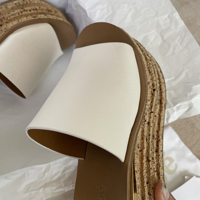 Chloe(クロエ)のChloe カミーユ コルクウェッジサンダル　ホワイト　35 レディースの靴/シューズ(サンダル)の商品写真