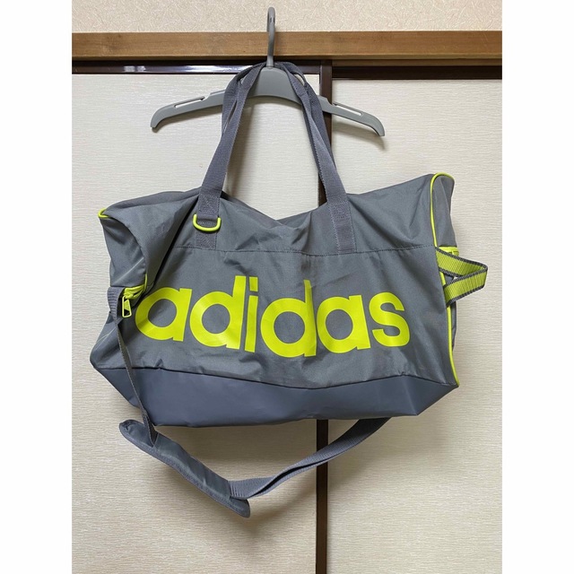 adidas(アディダス)のアディダス　スポーツバッグ　ドラムバッグ　グレー スポーツ/アウトドアのスポーツ/アウトドア その他(その他)の商品写真