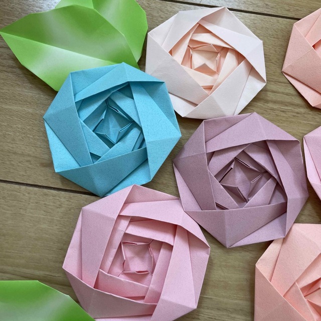 折り紙で作ったバラの花　12個 ハンドメイドのフラワー/ガーデン(その他)の商品写真