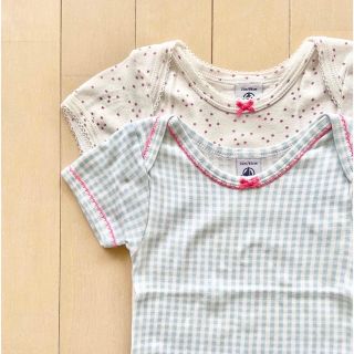 プチバトー(PETIT BATEAU)のPETIT BATEAU ギンガムチェック&スター柄 半袖ボディ 2枚SET(ロンパース)