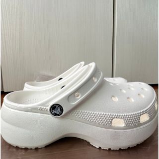 クロックス(crocs)の【新品 未使用】クロックス 厚底  23cm クラシックプラットフォームクロッグ(サンダル)