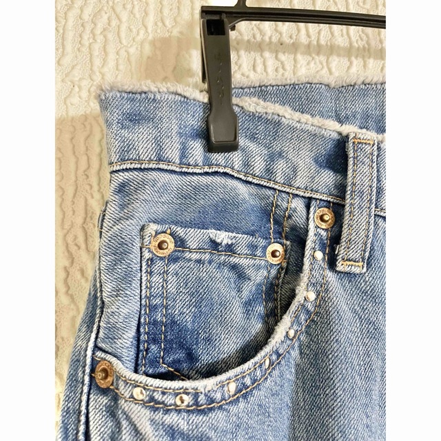 moussy(マウジー)のMOUSSY STUDDED straightデニム　ストレート　サイズ23 レディースのパンツ(デニム/ジーンズ)の商品写真