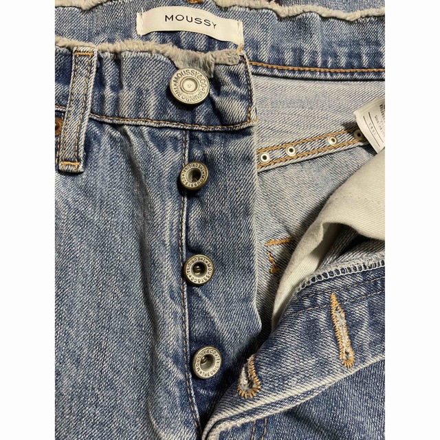 moussy(マウジー)のMOUSSY STUDDED straightデニム　ストレート　サイズ23 レディースのパンツ(デニム/ジーンズ)の商品写真