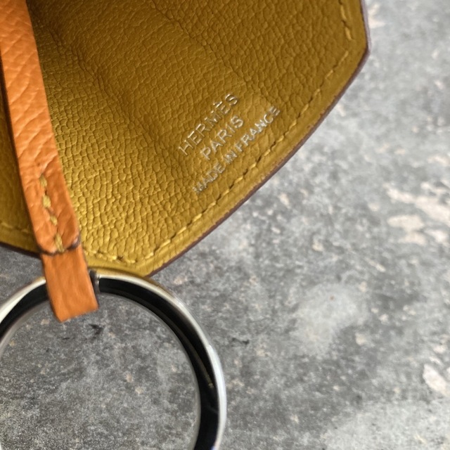 Hermes(エルメス)のHERMES エルメス　キーリング　チャーム　レザークロシェット レディースのファッション小物(キーホルダー)の商品写真