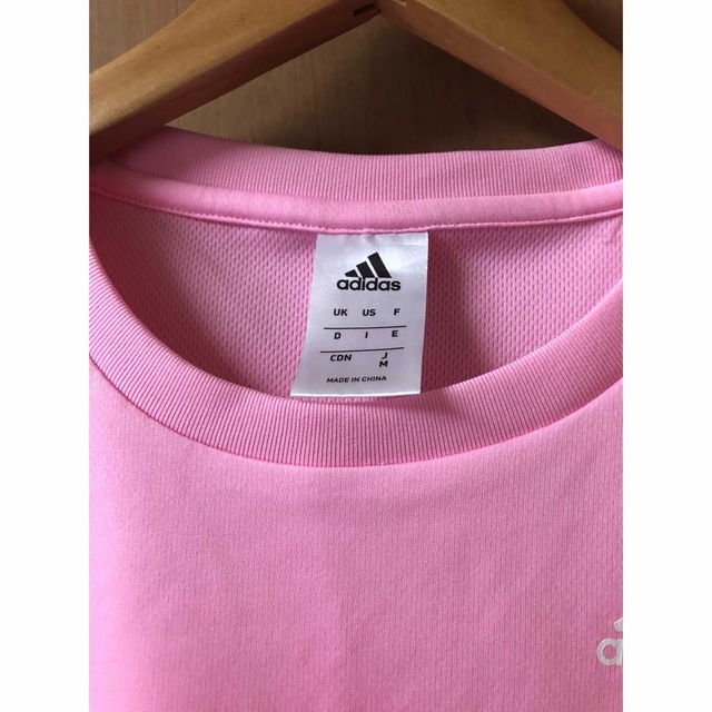 adidas(アディダス)のadidasスポーツTシャツピンクM スポーツ/アウトドアのランニング(ウェア)の商品写真