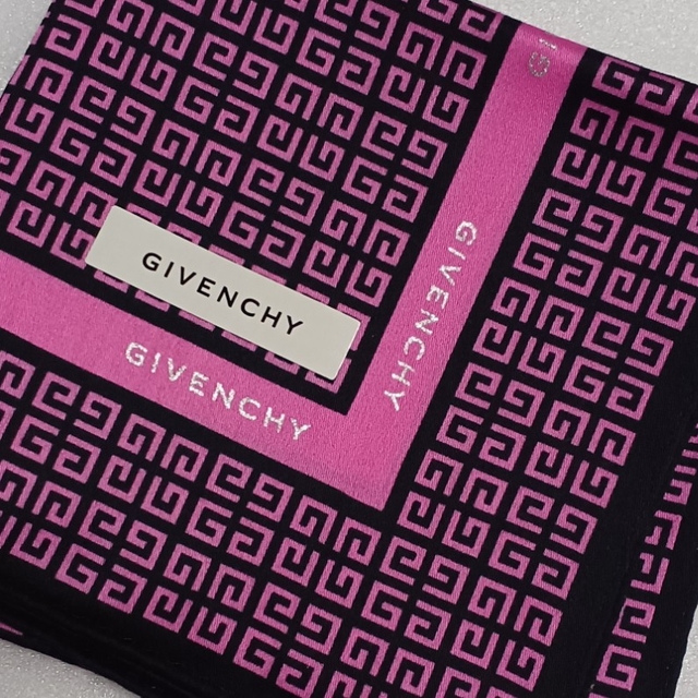 GIVENCHY(ジバンシィ)の値下げ📌ジバンシィ☆大判ハンカチ レディースのファッション小物(ハンカチ)の商品写真