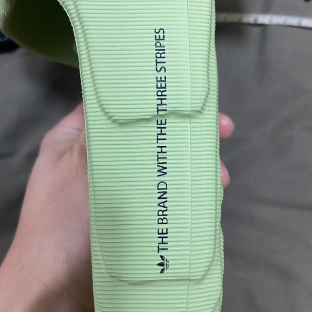 adidas(アディダス)の新品 箱付き adidas adilette 22 ライム サンダル us10 メンズの靴/シューズ(サンダル)の商品写真