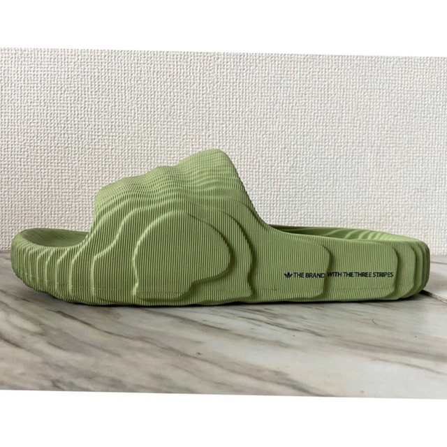 adidas(アディダス)の新品 箱付き adidas adilette 22 ライム サンダル us10 メンズの靴/シューズ(サンダル)の商品写真