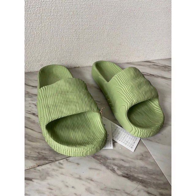 adidas(アディダス)の新品 箱付き adidas adilette 22 ライム サンダル us10 メンズの靴/シューズ(サンダル)の商品写真