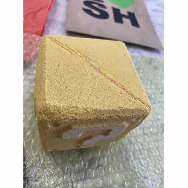 LUSH(ラッシュ)の新品　LUSH×スーパーマリオコラボ ハテナブロック　#5 激レア ラッシュ コスメ/美容のボディケア(入浴剤/バスソルト)の商品写真