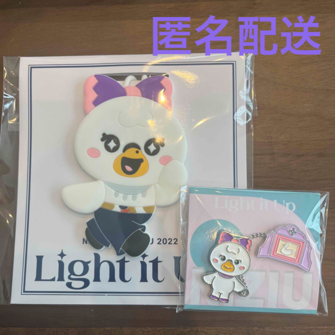 NiziU マユカ Light it Up ネームタグ ピンバッジ