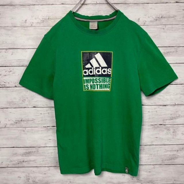 adidas(アディダス)の【アースカラー】アディダス　グリーンボックスプリントロゴTシャツ メンズのトップス(Tシャツ/カットソー(半袖/袖なし))の商品写真