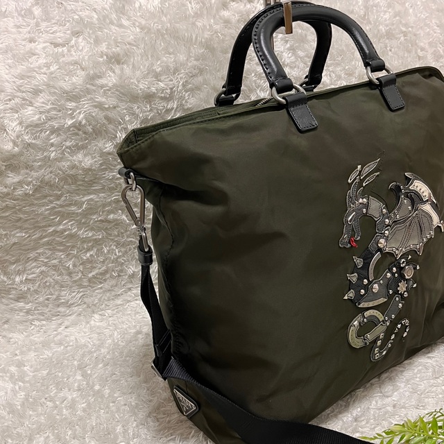 PRADA(プラダ)のPRADA  プラダ 2way 三角ロゴショルダーバッグ トートバッグ ドラゴン メンズのバッグ(トートバッグ)の商品写真