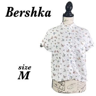 ベルシュカ(Bershka)の【新品タグ付】Bershka ベルシュカ　シャツ　ブラウス　蝶柄　ホワイト(シャツ/ブラウス(半袖/袖なし))