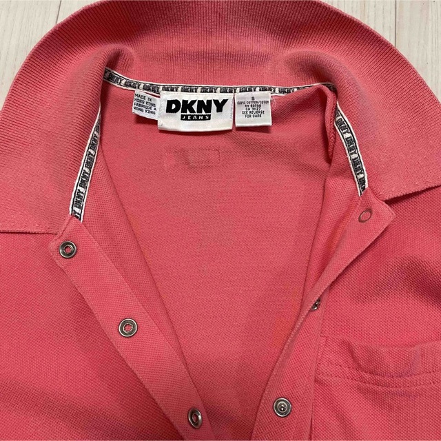 DKNY(ダナキャランニューヨーク)のDKNY JEANS スナップボタン半袖ワンピース　ひざ丈　コーラルピンク　S レディースのワンピース(ひざ丈ワンピース)の商品写真