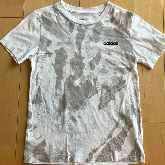 adidas(アディダス)のadidas Tシャツ　150センチ キッズ/ベビー/マタニティのキッズ服男の子用(90cm~)(Tシャツ/カットソー)の商品写真