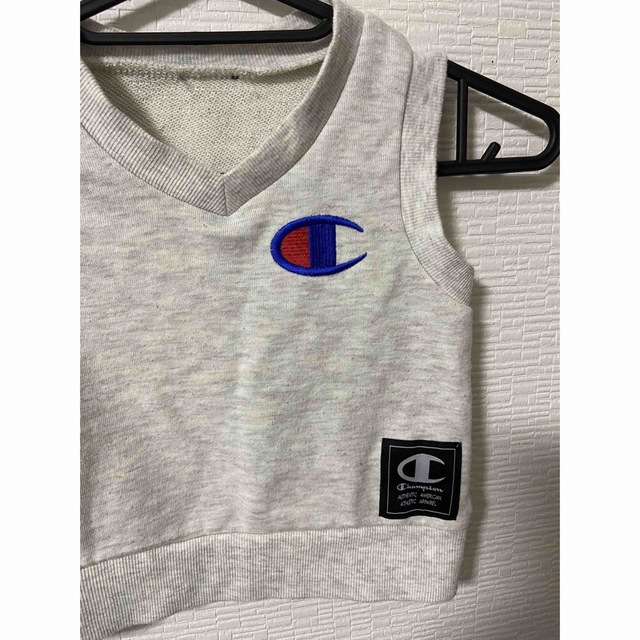 Champion(チャンピオン)のchampion 胸元デカロゴ　グレーベスト　 キッズ/ベビー/マタニティのキッズ服男の子用(90cm~)(その他)の商品写真