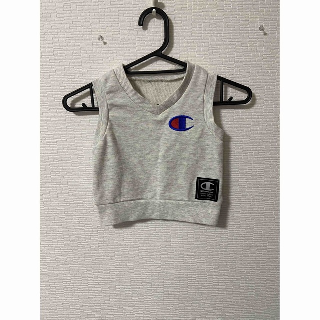 Champion(チャンピオン)のchampion 胸元デカロゴ　グレーベスト　 キッズ/ベビー/マタニティのキッズ服男の子用(90cm~)(その他)の商品写真