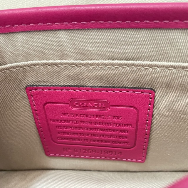 COACH(コーチ)のCOACH コーチ レガシーショルダーバッグ　タッセルチャーム レディースのバッグ(ショルダーバッグ)の商品写真