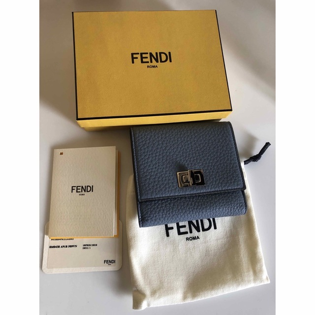 FENDI ピーカブー　セレリア　二つ折り財布