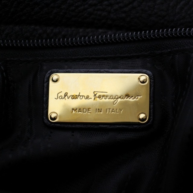 Salvatore Ferragamo(サルヴァトーレフェラガモ)のサルヴァトーレフェラガモ トートバッグ ハンドバッグ ガンチーニ シボ革 黒 レディースのバッグ(トートバッグ)の商品写真