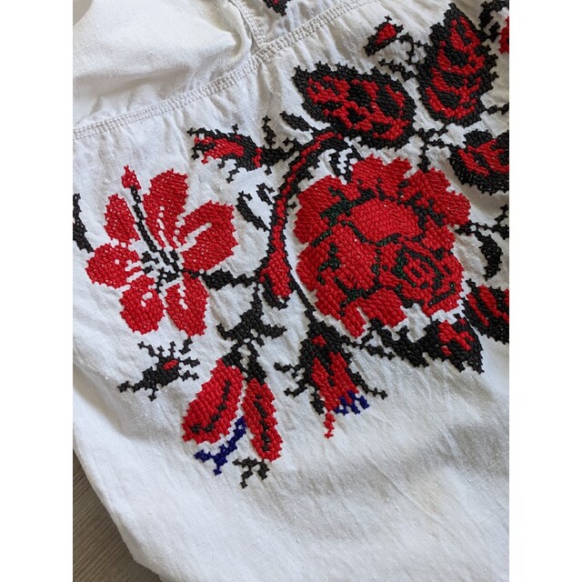 ウクライナヴィンテージ刺繍ワンピース 赤い刺繍