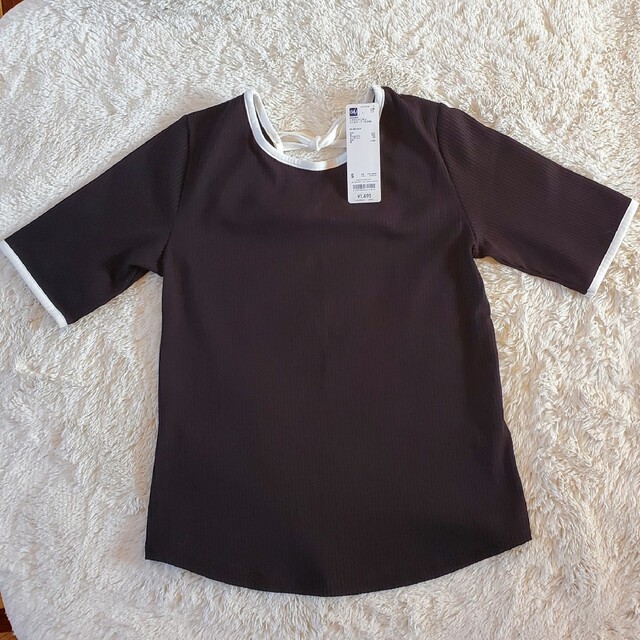 GU(ジーユー)のGU リブバックリボンバイカラーTシャツ(5分袖) レディースのトップス(Tシャツ(半袖/袖なし))の商品写真