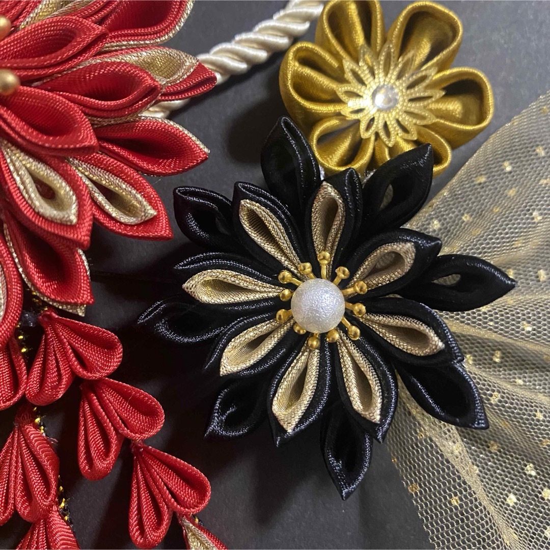 つまみ細工　髪飾り　キラキラ　赤金　12点セット ハンドメイドのアクセサリー(ヘアアクセサリー)の商品写真