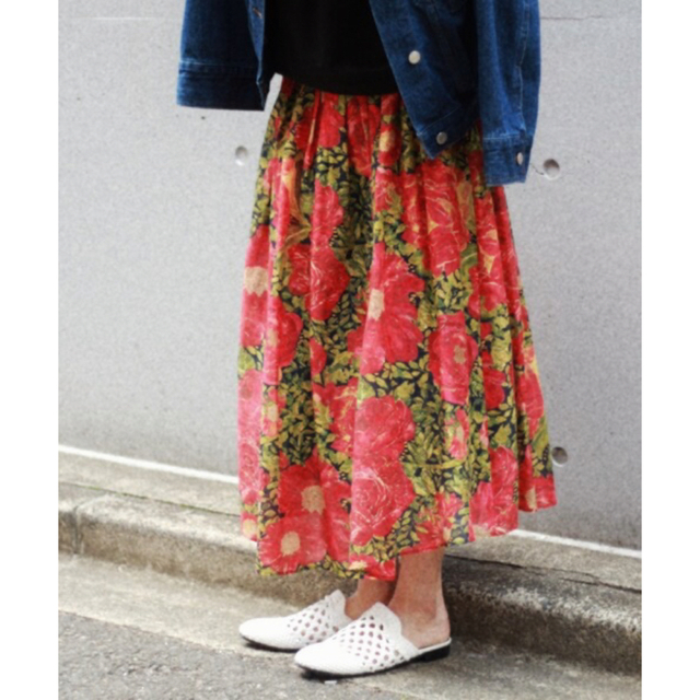 Spick & Span(スピックアンドスパン)の美品 Spick&Span リバティ スカート フレア ロング ミモレ 花柄 赤 レディースのスカート(ロングスカート)の商品写真