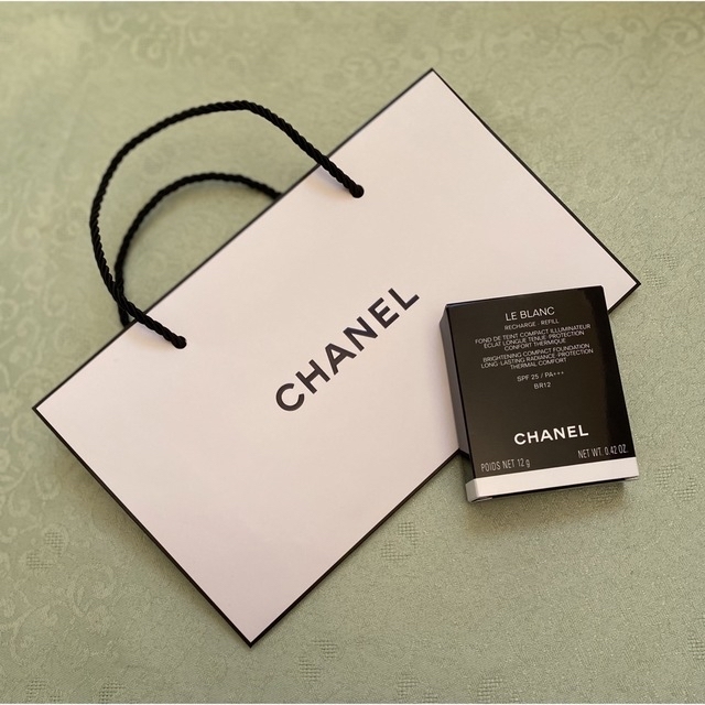 CHANEL(シャネル)の新品未使用【CHANEL】ルブラン ブライトニング コンパクト BR12 コスメ/美容のベースメイク/化粧品(ファンデーション)の商品写真