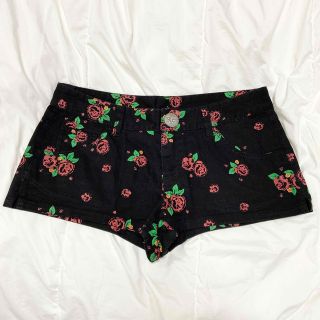 ロデオクラウンズ(RODEO CROWNS)のRODEOCROWNS ローズ柄ショートパンツ　ショートパンツ　短パン　バラ　花(ショートパンツ)