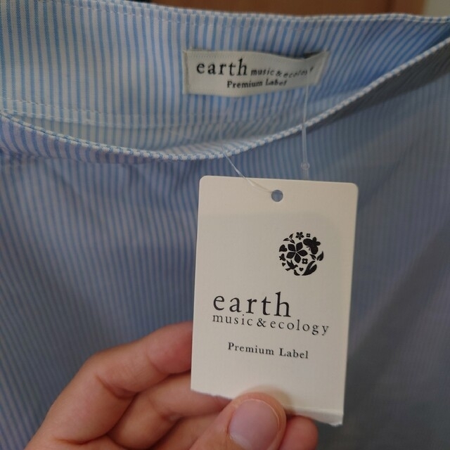 earth music & ecology(アースミュージックアンドエコロジー)のオフショルダーストライプブラウス　earth レディースのトップス(シャツ/ブラウス(半袖/袖なし))の商品写真