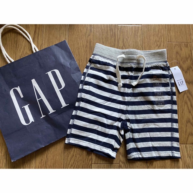 babyGAP(ベビーギャップ)の新品未使用タグ付きGAPロゴ入りボーダー灰紺ショートパンツ12-18months キッズ/ベビー/マタニティのベビー服(~85cm)(パンツ)の商品写真